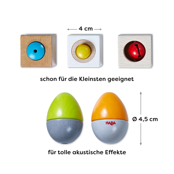 Es werden zwei Holzspielzeuge gezeigt: drei quadratische Klötze mit farbigen Knöpfen und zwei eiförmige Schüttler. Die Klötze sind mit jeweils 4 cm und die Eier mit 4,5 cm Durchmesser angegeben. Der deutsche Text beschreibt Eignung und Geräuscheffekte.