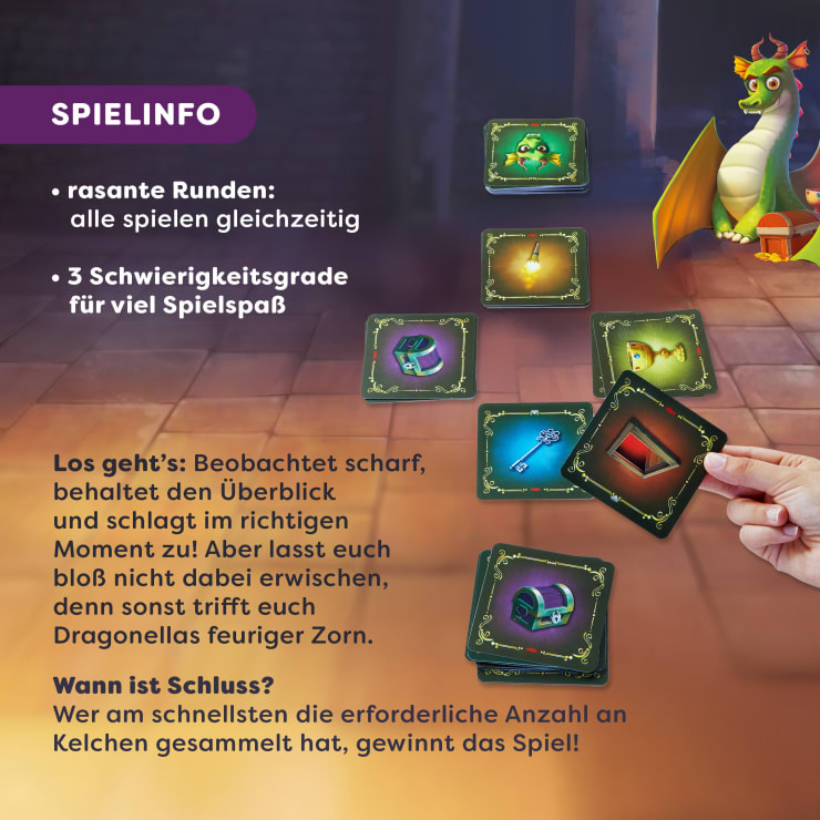 Eine Hand dreht illustrierte Karten um, die verschiedene Objekte zeigen, während weitere Karten auf einem Tisch ausgelegt sind. Im Hintergrund steht ein Zeichentrickdrache neben einer Truhe. Der deutsche Text beschreibt die Spielinformationen und -regeln.