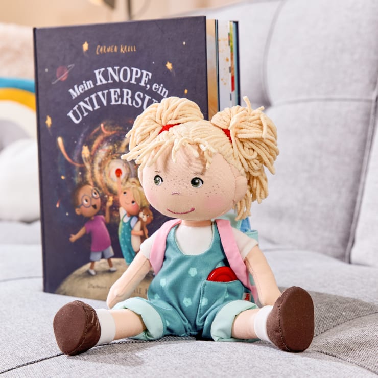 Stoffpuppe Tilli & Buch "Mein Knopf, ein Universum", Band 1