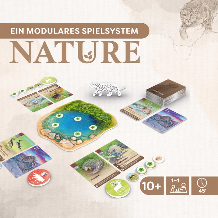 Spielkomponenten von Nature auf beigefarbenem Hintergrund, einschließlich Karten, Spielsteinen, einem zentralen Teichbrett, einer Schneeleopardenfigur und Anweisungskarten. Laut Text ist das Spiel für 1-4 Spieler ab 10 Jahren geeignet und dauert 45 Minuten.