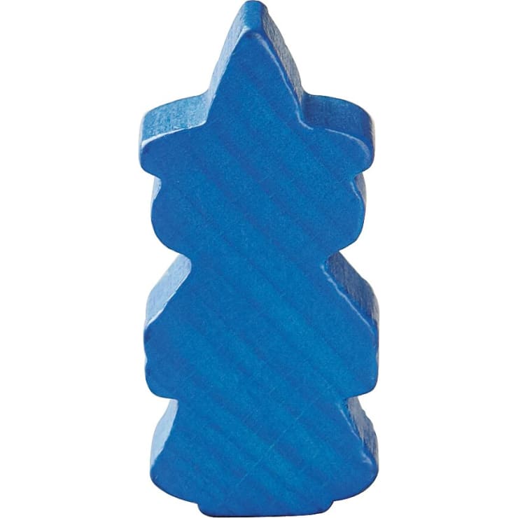 Eine blaue Holzspielfigur in Form eines Zauberers, mit spitzem Hut und Gewand, von vorne gesehen vor weißem Hintergrund.