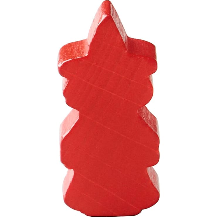 Ein roter Holzspielstein in Form einer stilisierten Kiefer steht aufrecht vor einem weißen Hintergrund.