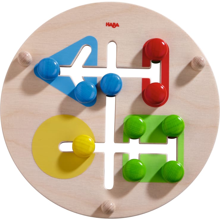 Ein hölzernes Puzzlebrett mit drei bunten Formen: ein blaues Dreieck, ein gelber Kreis und ein grünes Quadrat. Jede Form hat passende farbige Knöpfe, die auf geschnitzten Bahnen gleiten. Der Markenname HABA ist oben aufgedruckt.