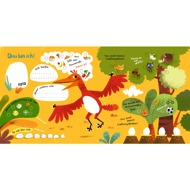 Eine bunt illustrierte Seite mit einem großen orangefarbenen Vogel in der Mitte, Sprechblasen, Tierzeichnungen, verzierten Textfeldern zum Schreiben von Namen und Geburtstag und verschiedenen spielerischen Elementen auf gelbem Hintergrund.