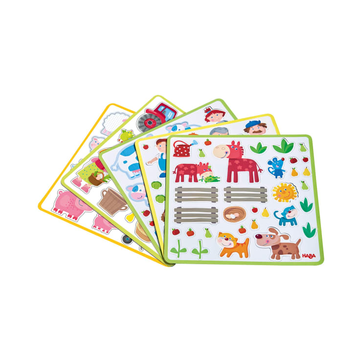 Vier bunte, quadratische Aktivitätstafeln mit Illustrationen von Bauernhoftieren, Menschen und Gegenständen. Die oberste Tafel zeigt Tiere, einen Zaun, Pflanzen und landwirtschaftliche Geräte in einer spielerischen Anordnung.