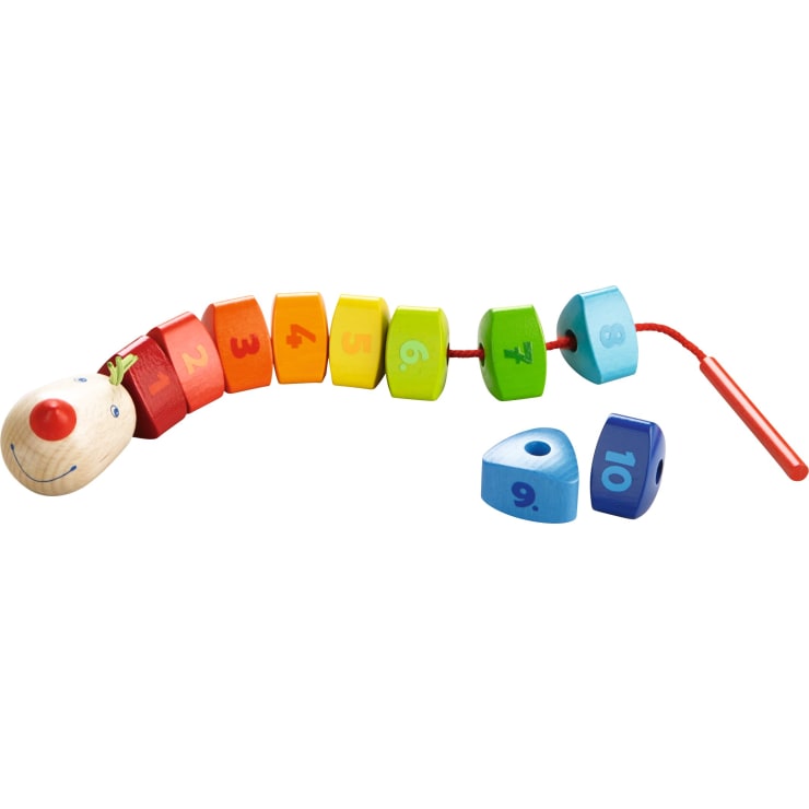 Eine bunte Holzraupe mit nummerierten Segmenten von 1 bis 10, aufgereiht an einer roten Schnur mit Griff. Die letzten beiden blauen Segmente, nummeriert mit 9 und 10, sind vom Rest des Spielzeugs getrennt.