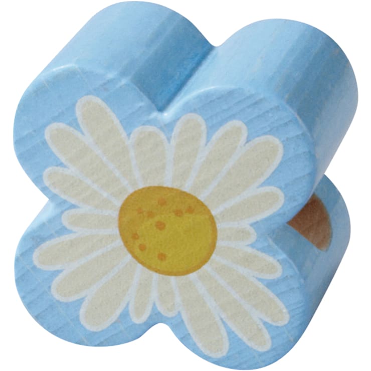 Ein hellblauer, blumenförmiger Holzblock, auf dessen Vorderseite ein weißes Gänseblümchen mit gelber Mitte aufgedruckt ist.