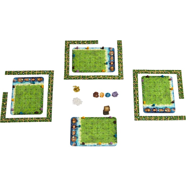 Vier Spielbretter mit grünen Gittermustern sind um zentrale Stapel von Gold, weißen Edelsteinen, farbigen Plättchen und Kartendecks angeordnet. Jedes Spielbrett ist von Spielerplättchen und Kacheln umrandet, was auf ein Tischspiel hinweist.