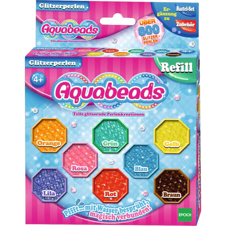 Eine Schachtel Aquabeads Glitzerperlen Nachfüllset mit acht Fächern mit verschiedenfarbigen Perlen (orange, rosa, grün, gelb, lila, rot, blau, braun) mit deutschem Text und einem rosa, blauen und lila Hintergrund.