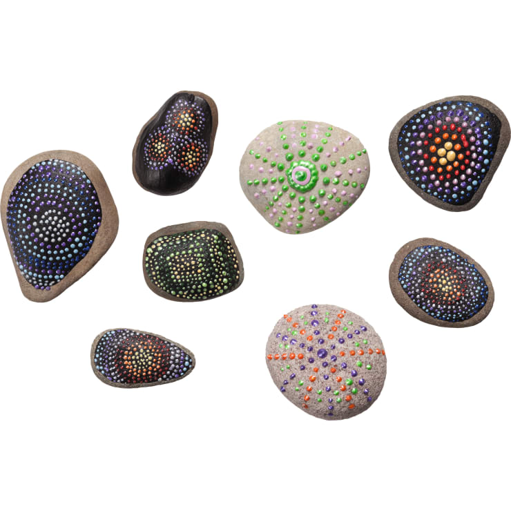 Acht glatte, unterschiedlich geformte Steine sind mit bunten Punktmustern verziert, die in Kreis- und Spiralmustern angeordnet sind und orange, grüne, violette, weiße, blaue und rote Punkte auf dunklem oder hellem Steinhintergrund enthalten.