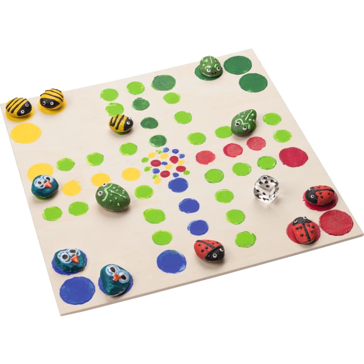 Ein handbemaltes Brettspiel mit farbigen Kreisen und bemalten Steinsplittern, die Bienen, Fröschen, Marienkäfern und blauen Vögeln ähneln, sowie zwei Würfeln. Das Spielbrett hat rote, gelbe, grüne und blaue Pfade.