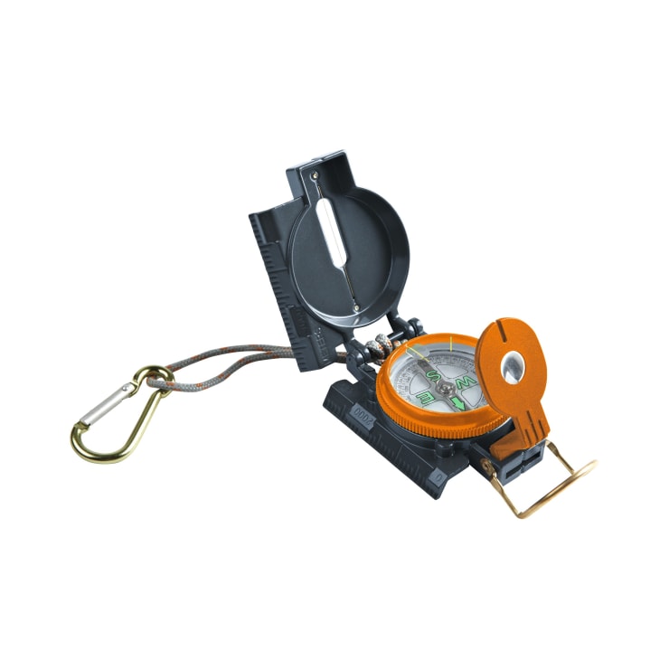 Ein schwarz-oranger Handkompass mit klappbarem Deckel, Visierlinse und einer Metallschlaufe, die mit einem Karabiner an einem Seil befestigt ist. Der Kompass ist offen und zeigt Richtungsmarkierungen und eine Nadel an.