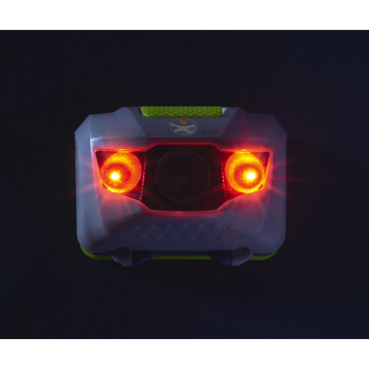 Nahaufnahme eines rechteckigen elektronischen Geräts mit zwei hellen roten Lichtern, die auf beiden Seiten einer zentralen Linse aufleuchten, vor einem dunklen Hintergrund. Das Gerät hat ein graues Gehäuse und ein kleines gelbes Logo an der Oberseite.