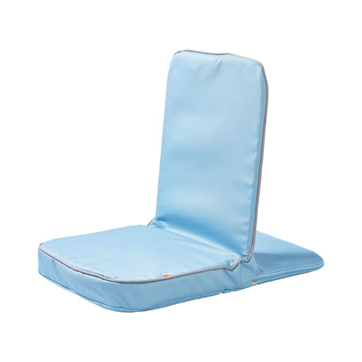 Ein hellblauer, klappbarer Bodenstuhl mit gepolsterter Sitzfläche und Rückenlehne, dargestellt vor einem schlichten weißen Hintergrund. Der Stuhl steht aufrecht und zeigt sein einfaches und minimalistisches Design.