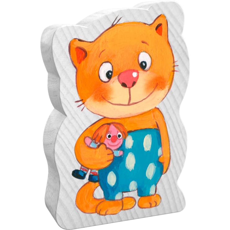 Das Holzspielzeug zeigt eine orangefarbene Katze mit großen Augen, einer blauen Hose mit weißen Tupfen und einer kleinen rosa Puppe, die vor einem hellen Holzhintergrund steht.