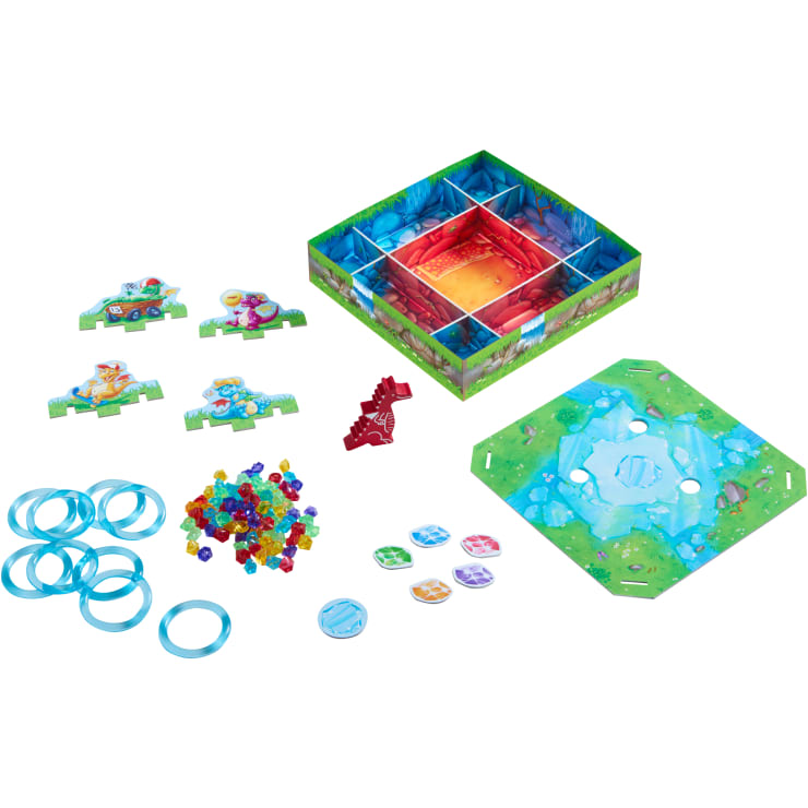Ein Brettspielset mit einer geteilten Schachtel, bunten Edelsteinen, blauen Ringen, Tier- und Fahrzeugfiguren aus Pappe, runden Spielsteinen, einem roten Pappspielstein und einem zweiteiligen illustrierten Spielbrett mit Löchern.