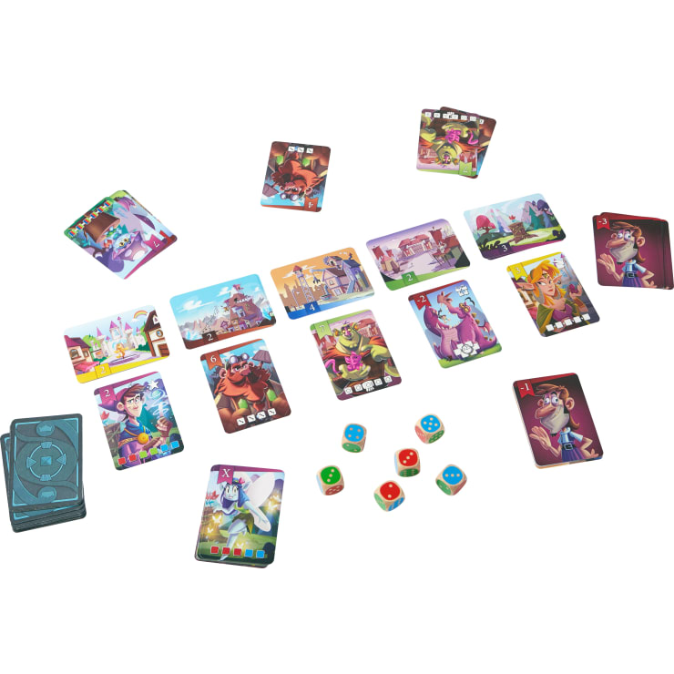 Ein Satz illustrierter Spielkarten, ein kleiner Stapel und fünf bunte Würfel sind auf einer weißen Fläche angeordnet. Die Karten zeigen verschiedene Cartoon-Figuren und Szenen, einige mit Symbolen oder Zahlen.