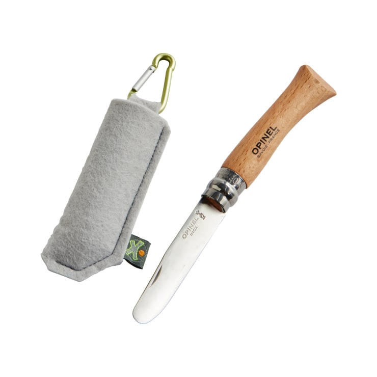 Ein Klappmesser mit einer abgerundeten Klinge aus rostfreiem Stahl und einem Holzgriff mit der Aufschrift Opinel, der neben einer grauen Filzhülle mit einem grünen Karabiner befestigt ist.