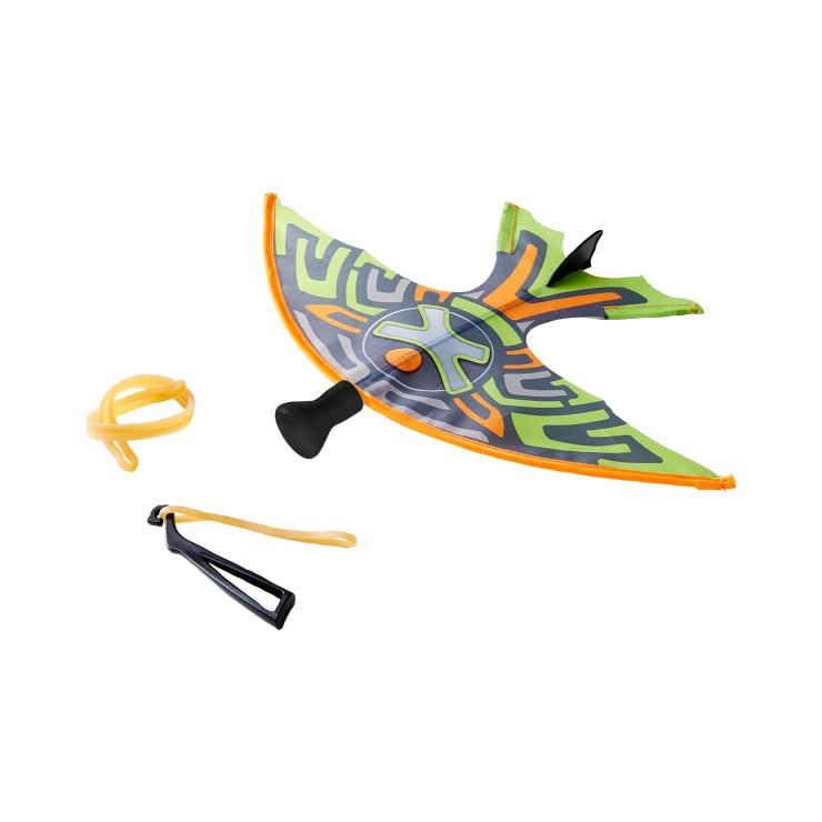 Ein Spielzeug-Vogelsegler mit bunten grünen, orangefarbenen und grauen Flügeln, begleitet von einer schwarzen Startvorrichtung und einem gelben Gummiband, alles auf weißem Hintergrund.