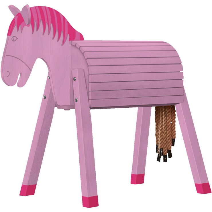 Ein rosa lackiertes Holzpferd mit einem gestreiften Körper, vier Beinen, einem Kopf mit geschnitzten Details und einem Seilschwanz. Das Pferd steht auf einer flachen Oberfläche und hat ein einfaches, stilisiertes Design.