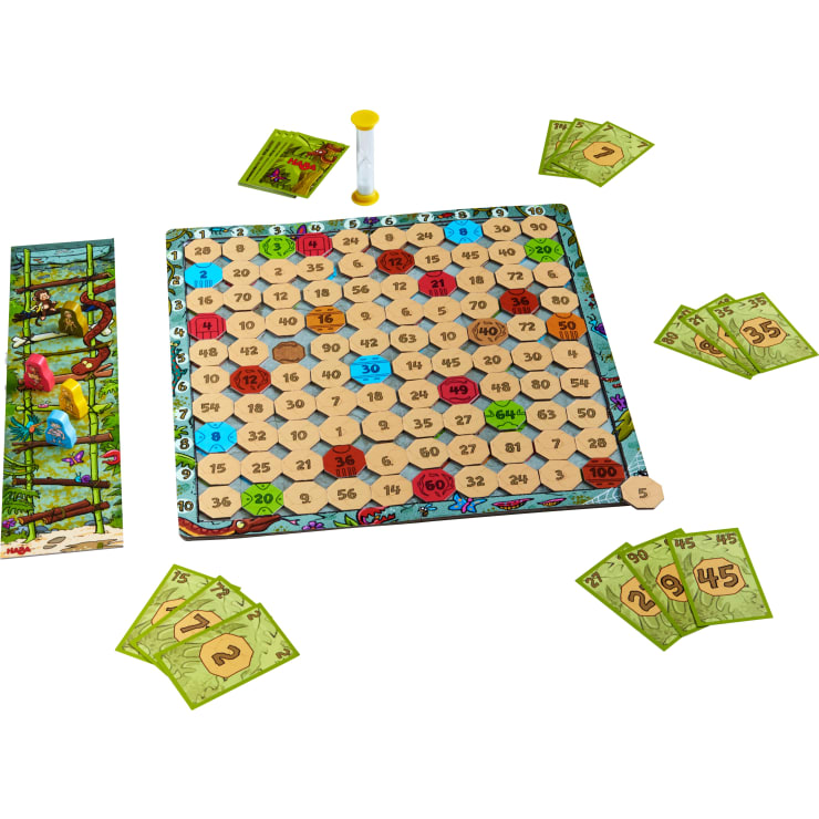 Ein sechseckiges Brettspiel mit nummerierten Spielsteinen, einer Sanduhr, einem kleinen rechteckigen Spielbrett mit Illustrationen und mehreren Sätzen grüner Karten mit Zahlen, die auf dem Spielbrett angeordnet sind.