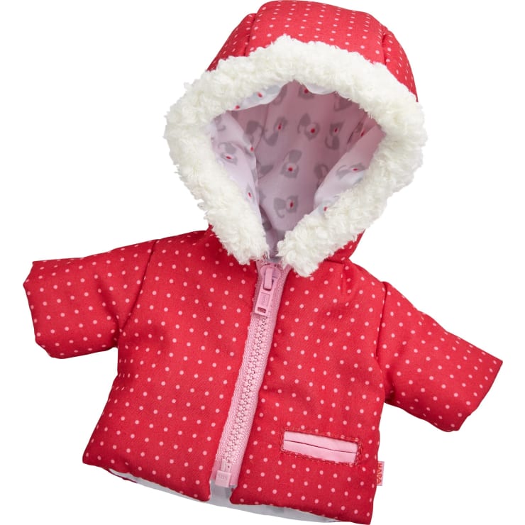 Eine kleine rote Kapuzenjacke mit weißen Tupfen, einem rosa Reißverschluss, einer mit Kunstpelz gefütterten Kapuze und einem gemusterten Innenfutter mit kleinen Bildern. Die Jacke scheint für eine Puppe oder ein Stofftier gedacht zu sein.