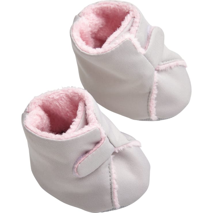 Ein Paar hellgraue Babyschuhe mit rosa Plüschfutter und -besatz, nebeneinander auf weißem Hintergrund.