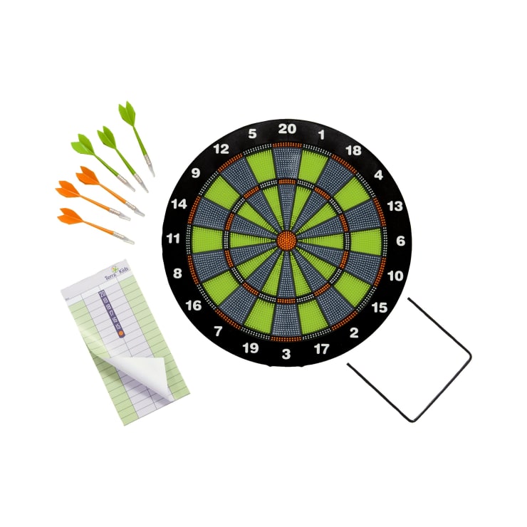Ein Dartboard-Set mit einer schwarzen, grünen und blauen Dartscheibe, sechs Darts (drei grüne und drei orangefarbene), einem Scorepad mit Stift und einem schwarzen Metallständer, alles auf einem weißen Hintergrund.