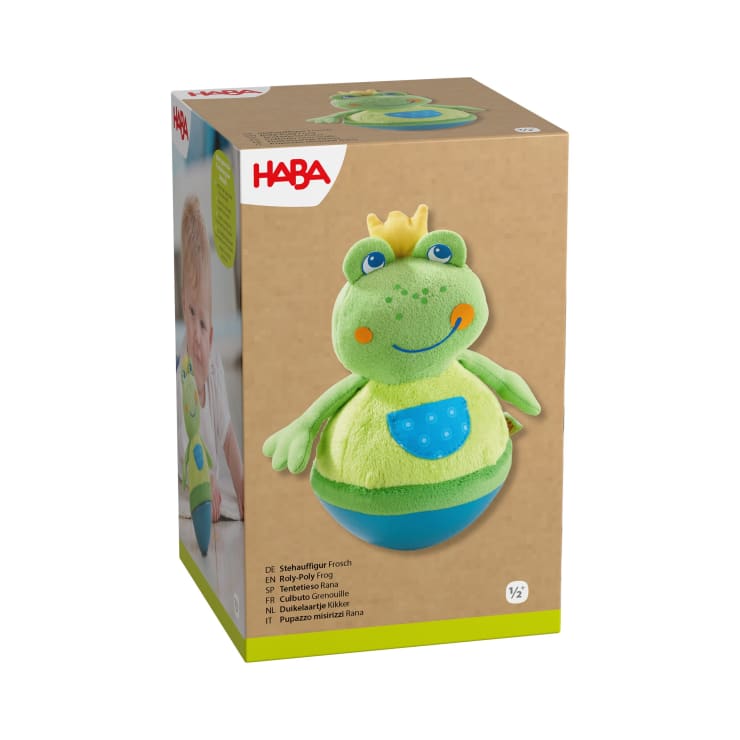 Ein Baby sitzt neben einem grünen und blauen Frosch in Form eines Krabbeltiers. Auf der Schachtel sind das HABA-Logo und Produktinformationen in mehreren Sprachen abgebildet, auf der Vorderseite befindet sich ein Foto des Spielzeugs und des Babys.