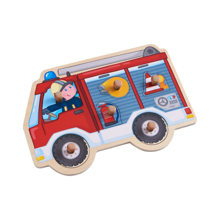 Ein Holzpuzzle in Form eines roten Feuerwehrautos mit drei abnehmbaren Teilen, jedes mit einem Holzknauf als Griff. Die Abbildung des Feuerwehrautos enthält einen Feuerwehrmann, einen Feuerlöscher und einen Sicherheitskegel.