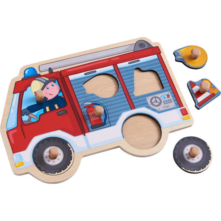 Ein Holzpuzzle mit einem roten Feuerwehrauto mit drei abnehmbaren Teilen: ein Rad, ein Verkehrskegel und ein Feuerwehrhelm. Das Puzzle zeigt einen Cartoon-Feuerwehrmann, der das Fahrzeug fährt und hat Knöpfe an jedem Teil für eine einfache Handhabung.