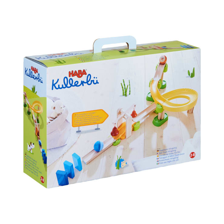 Ein HABA Kullerbü-Spielzeugset in seiner Verpackung mit Griff. Auf der Schachtel sind die Komponenten der Kugelbahn und das zusammengebaute Spielzeug abgebildet. Die Schachtel ist für Kinder von 2 bis 8 Jahren gedacht und enthält Produktinformationen auf der Vorderseite.