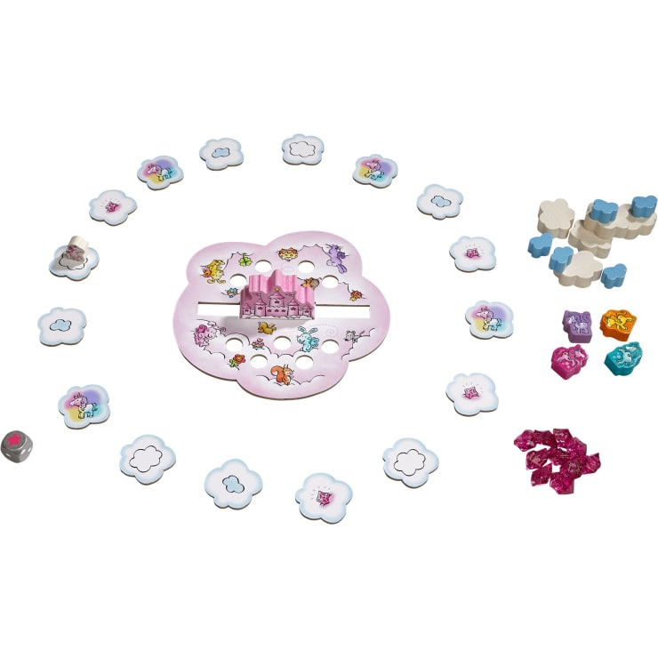 Ein Brettspiel mit einem rosa Schloss in der Mitte eines wolkenförmigen Spielbretts, umgeben von Wolkenplättchen, Charakterplättchen, blauen und weißen Türmen, farbigen Spielerplättchen, lila Edelsteinen und einem grauen Würfel.