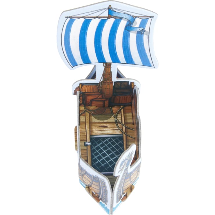 Draufsicht auf ein Kartonmodell eines Wikingerschiffs mit blau-weiß gestreiftem Segel, Holzplanken, Fässern, aufgerolltem Seil und einem Gitter auf dem Deck.