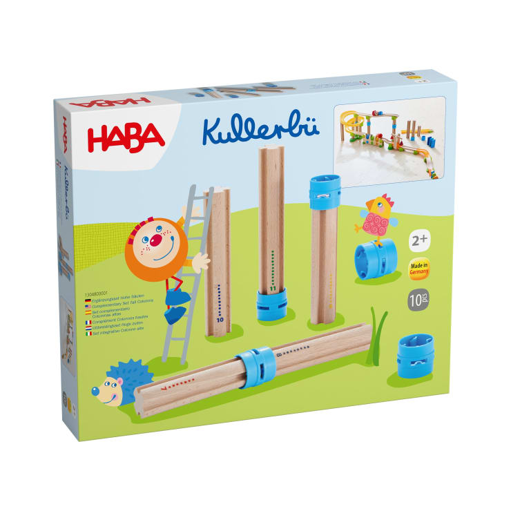 Eine Schachtel mit der HABA-Kugelbahn-Erweiterung Kullerbü zeigt Holzrampen mit blauen Verbindungsstücken, eine Zeichentrickfigur und eine Abbildung der zusammengebauten Kugelbahn in der rechten oberen Ecke.