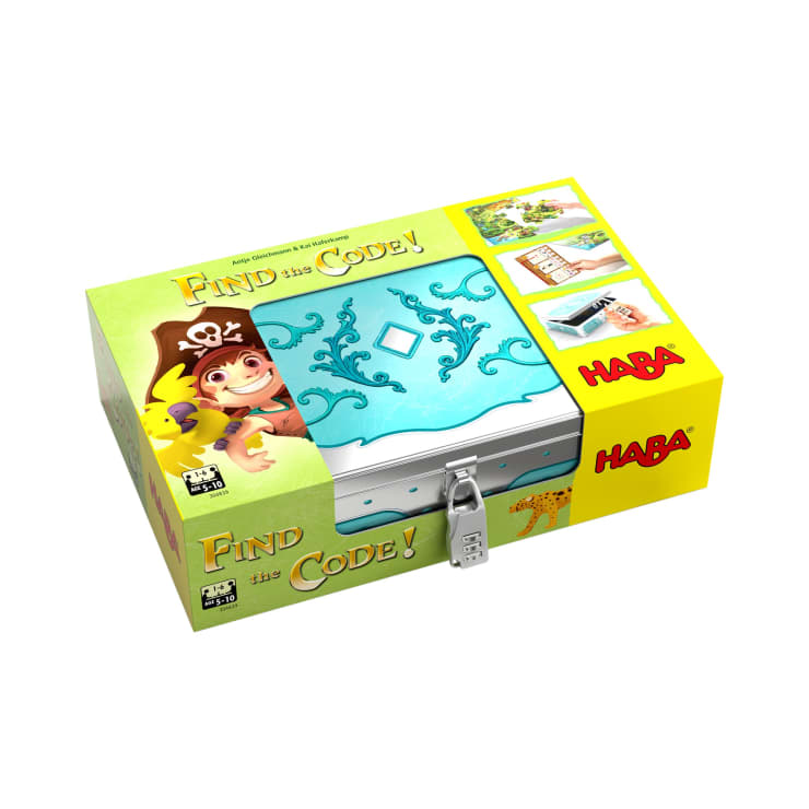 Eine Schachtel mit dem Spiel Finde den Code! von HABA mit einem blauen Schließfach mit silbernem Schloss, Piratenmotiven und Anleitungsbildern auf gelbem Hintergrund. Das empfohlene Alter ist 7-99 Jahre.
