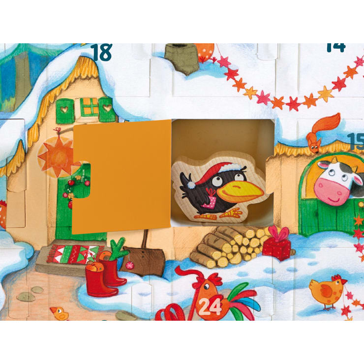 Ein geöffnetes Türchen eines farbenfrohen Adventskalenders enthüllt die Holzfigur eines schwarzen Vogels mit einem roten Hut. Um das Türchen herum sind festliche Dekorationen, Geschenke, eine Kuh und weihnachtliche Illustrationen zu sehen.