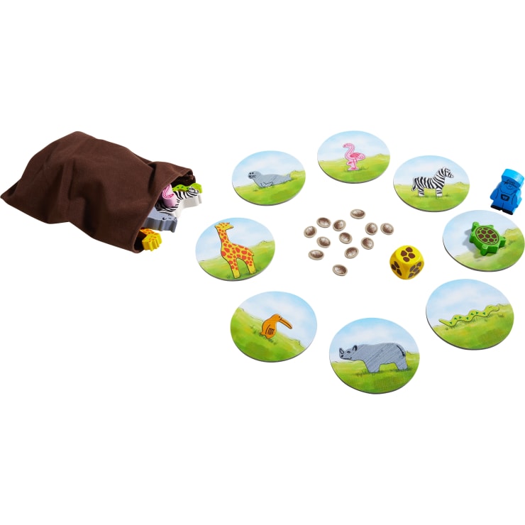 Ein brauner Kordelbeutel mit Tierfiguren, flache runde Plättchen mit Tierdarstellungen, ein gelber Würfel mit schwarzen Punkten und kleine runde Plättchen, die auf einer weißen Fläche angeordnet sind.