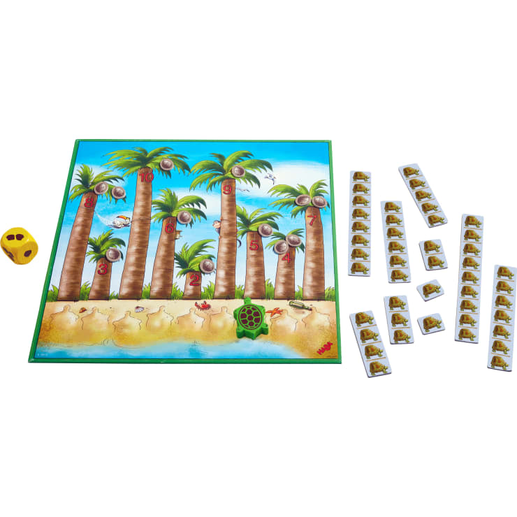 Ein Brettspiel mit sechs nummerierten Palmen, einem grünen Schildkrötenplättchen, einem gelben Würfel mit drei Zahlen und mehreren kleinen quadratischen Plättchen, auf denen jeweils eine Schildkröte abgebildet ist, die neben dem Spielbrett angeordnet sind.