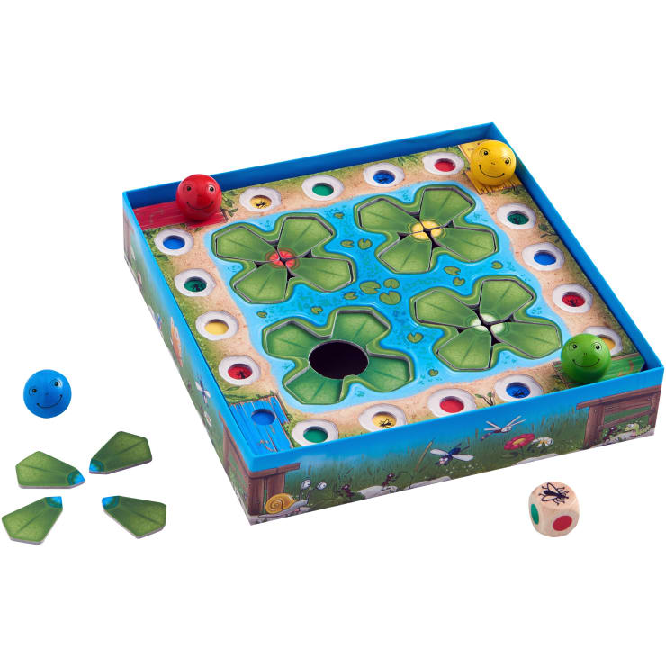 Ein farbenfrohes Brettspiel mit einem Teich mit Seerosenblättern, vier lächelnden Froschfiguren in den Farben Rot, Gelb, Grün und Blau, einem Würfel und mehreren grünen Pappfiguren, die außerhalb der Schachtel platziert werden.