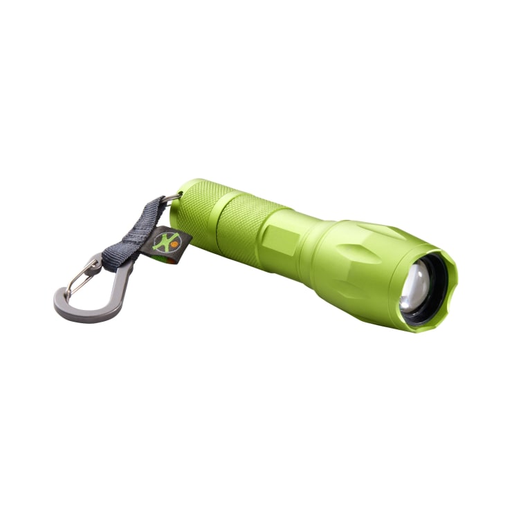 Eine grüne Taschenlampe mit einem strukturierten Griff, einer grauen Handschlaufe und einem kleinen Karabinerhaken auf weißem Hintergrund.