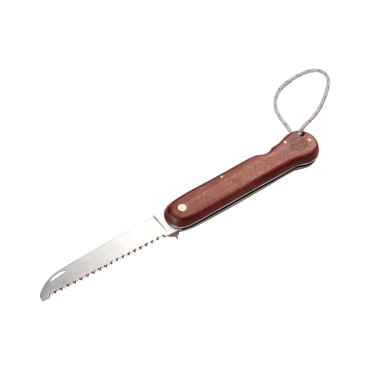 Ein Klappmesser mit einer geraden, gezahnten Klinge aus rostfreiem Stahl, einem Holzgriff und einer am Ende angebrachten Schnurschlaufe. Die Klinge hat eine abgerundete Spitze und ist auf einer Seite mit sägeähnlichen Zähnen versehen.