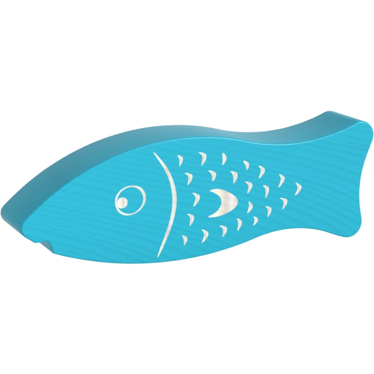Ein blauer Holzfisch mit einem einfachen Muster, das ein weißes Auge, einen weißen Halbmond an der Seite und mehrere weiße geschwungene Linien, die Schuppen darstellen, enthält.