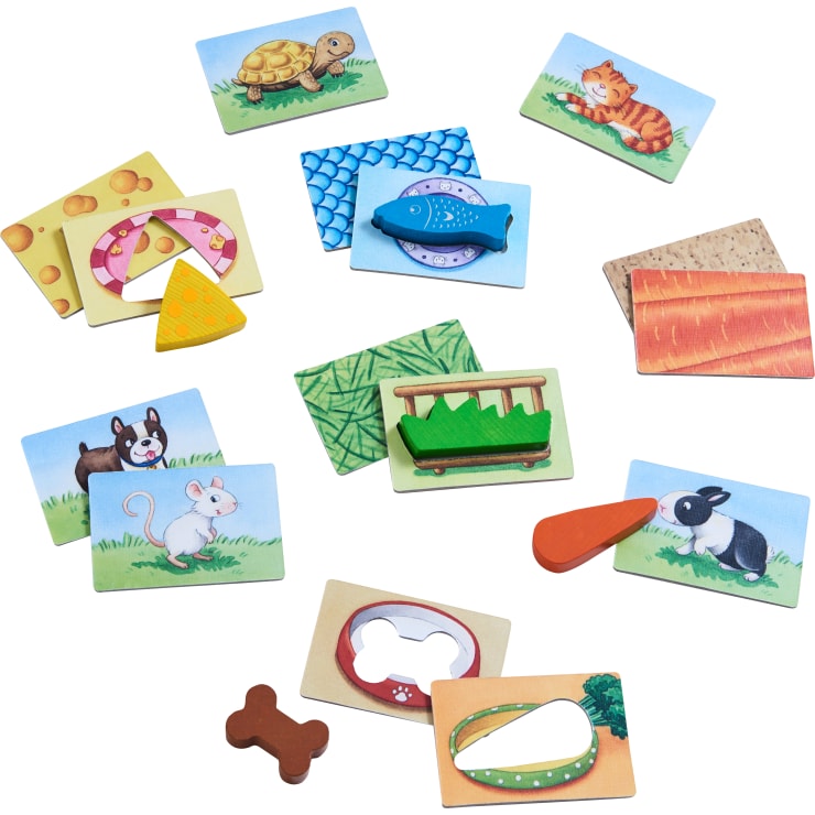 Verschiedene illustrierte Karten zeigen Tiere, ihre Lebensmittel und Lebensmittelformen, darunter eine Schildkröte, eine Katze, ein Hund, eine Maus, ein Kaninchen, eine Karotte, ein Fisch, ein Knochen, ein Käse, ein Salat und strukturierte Kartenstücke.