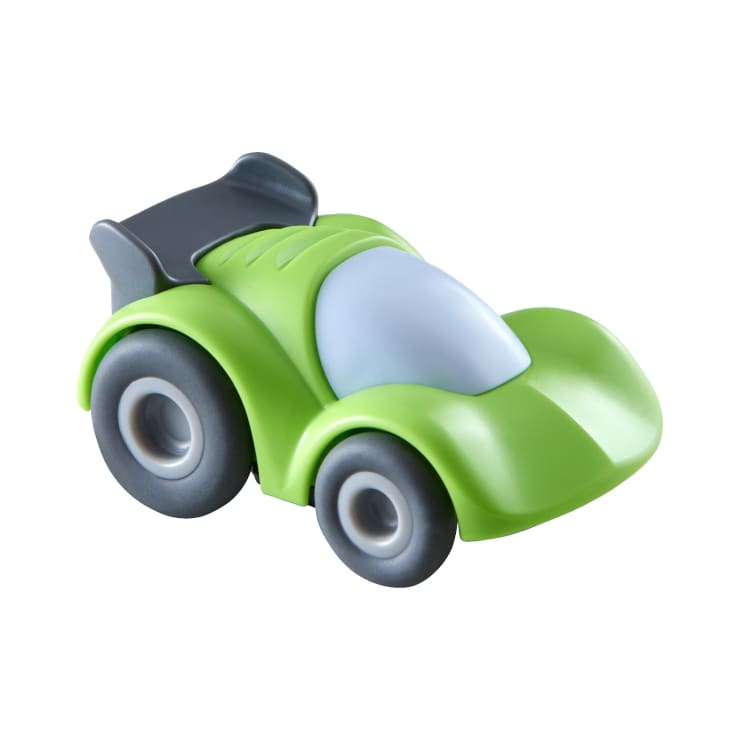 Ein kleines, grünes Spielzeugauto mit großen schwarzen und grauen Rädern, einer gewölbten Windschutzscheibe und einem grauen Spoiler, dargestellt auf weißem Hintergrund.