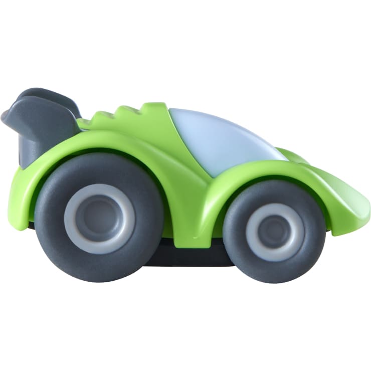 Ein grünes und schwarzes Spielzeugauto mit stilisiertem, cartoonhaftem Design, großen Rädern, einer weißen Windschutzscheibe und einem flossenähnlichen Detail auf der Rückseite, dargestellt in einer Seitenansicht vor einem weißen Hintergrund.