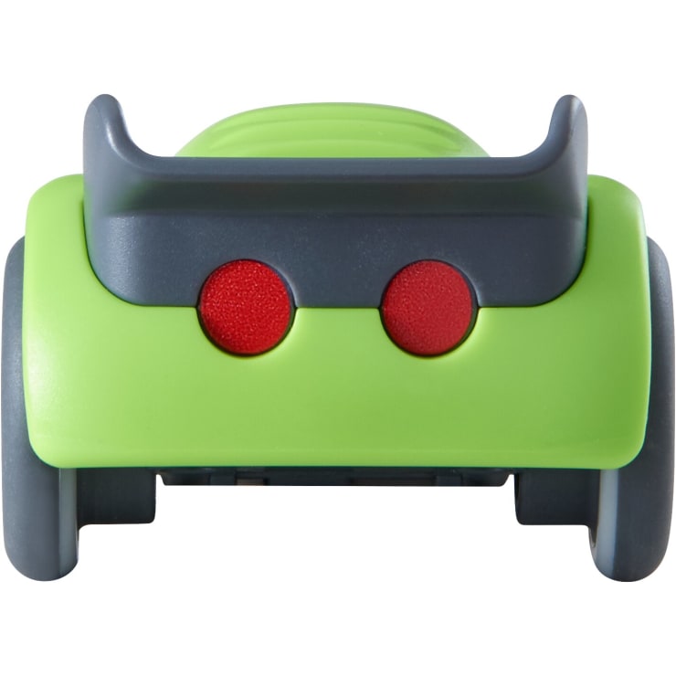 Ein grünes Spielzeugauto mit einem grauen Heckspoiler, zwei roten runden Rückleuchten und grauen Rädern, von hinten gesehen.