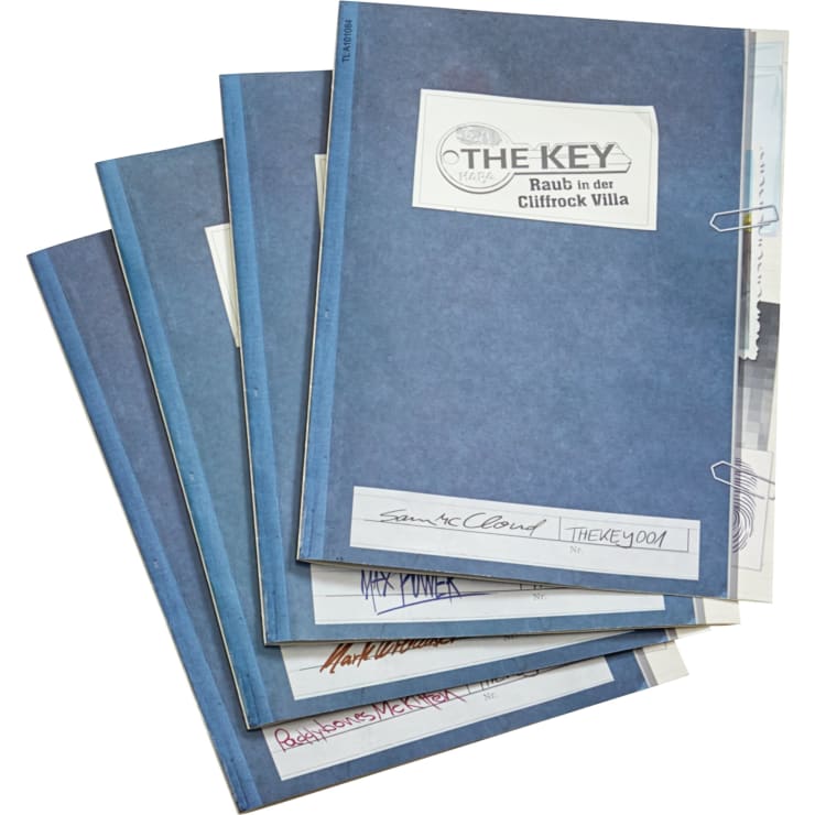 Fünf blaue Mappen mit der Aufschrift The Key: Raub in der Cliffrock Villa" sind gestapelt, jede mit verschiedenen handgeschriebenen Namen und Nummern auf dem Umschlag. Die Papiere sind in die Mappen eingeheftet.