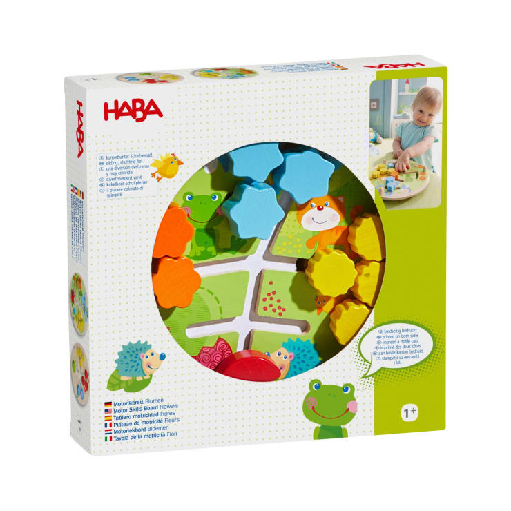 Ein verpacktes Spielzeugset der Marke HABA mit bunten Holztierfiguren, darunter Frösche und Igel, die durch ein rundes Fenster auf der Verpackung sichtbar sind; geeignet für Kinder ab 1 Jahr.