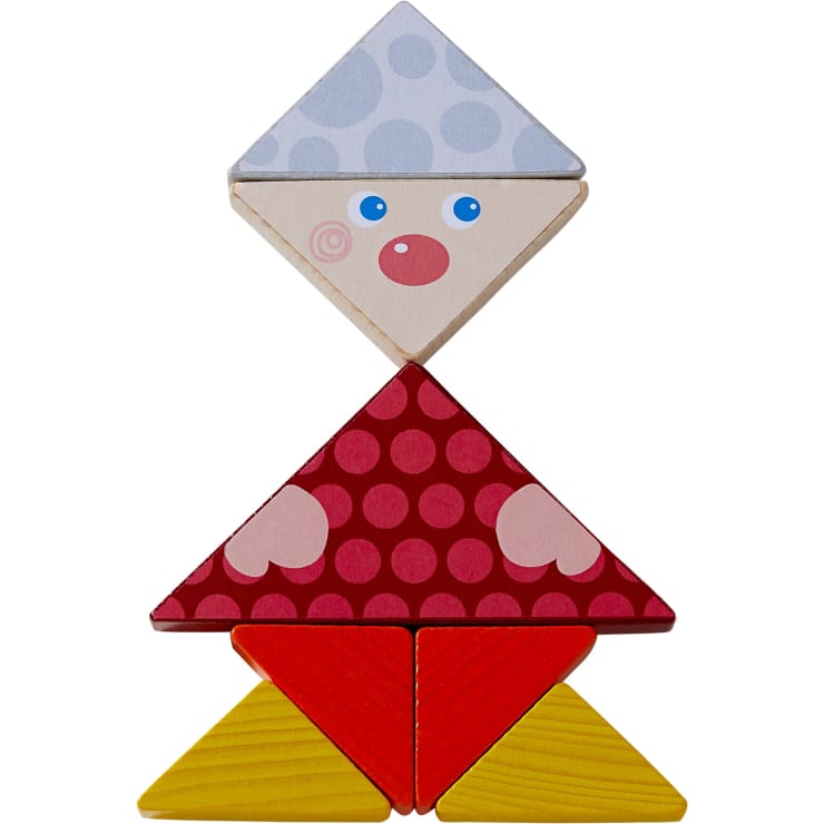 Bunte Holzklötze, die so angeordnet sind, dass sie eine stilisierte Person mit einem dreieckigen Hut, runden Augen, einer roten Nase, einem rot gepunkteten Körper und gelben Beinen vor einem weißen Hintergrund bilden.
